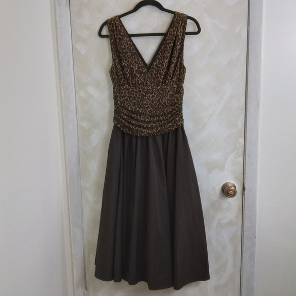 Size 10 Jessica Howard V Neck Leopard Print Brown Sleeveless Ruched Dress - Picture 1 of 10